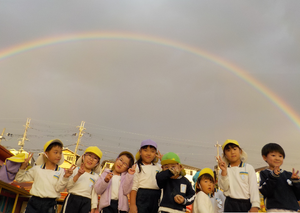 幼稚園に虹.png