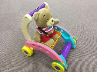 おもちゃの車に乗ったクマの画像